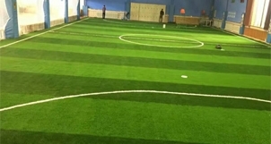 分析学校体育场足球的人造草坪的修建场